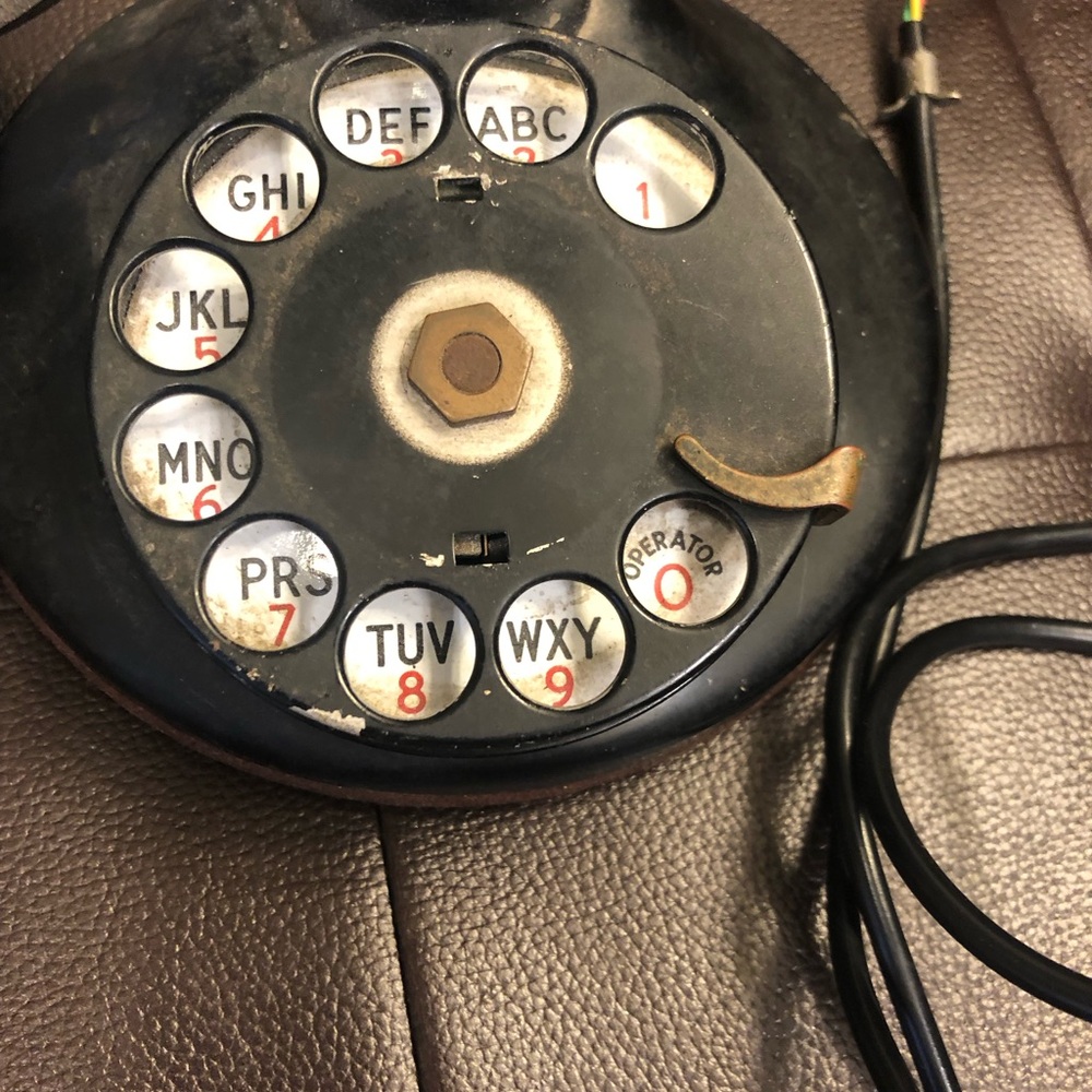 Vintage telephone😊This is a candlestick telephone styles from the late 1890-1940